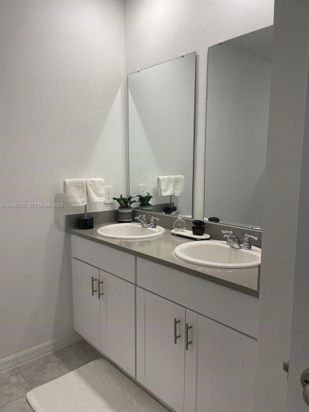 Furnished interior view inside a new home in , Winter Haven (Image 5).