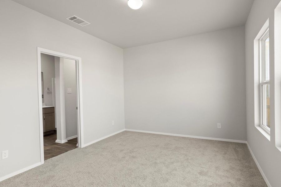Spacious, unfurnished interior of a new home in Cloverleaf, Austin (Image 29).
