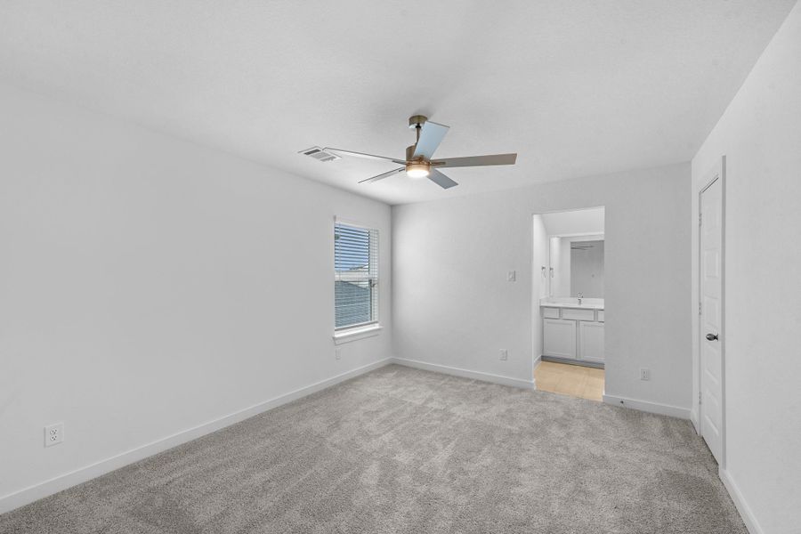 Spacious, unfurnished interior of a new home in Grand Mason Crossing, Katy (Image 19).