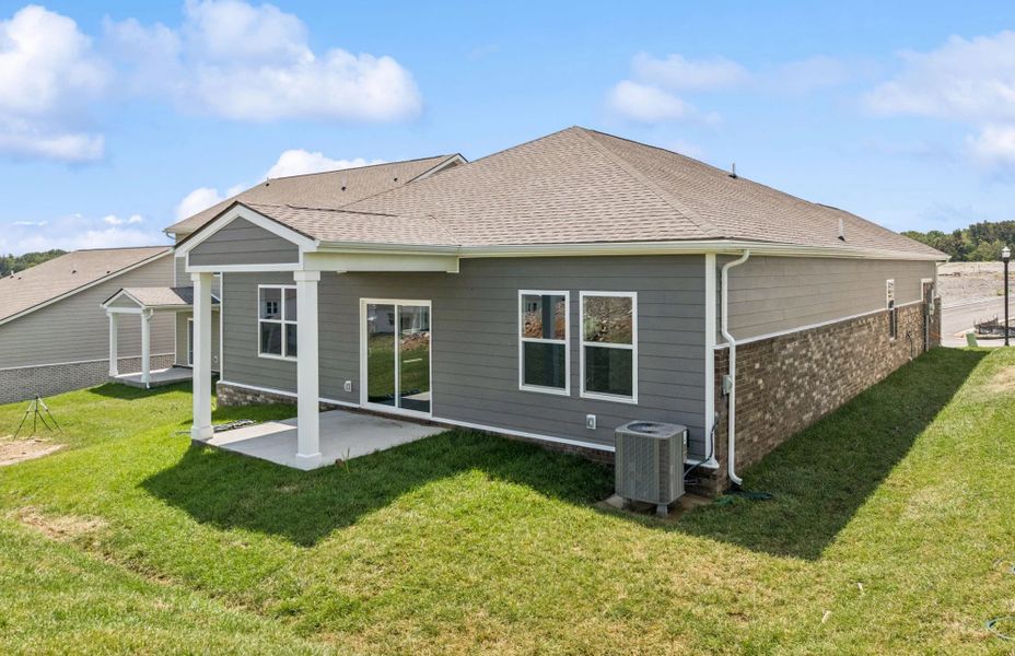 Exterior details of a home in Cades Bluff, Lebanon (Image 4).