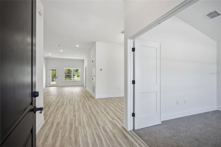 Spacious, unfurnished interior of a new home in Kirkland Farms, Alachua (Image 11).