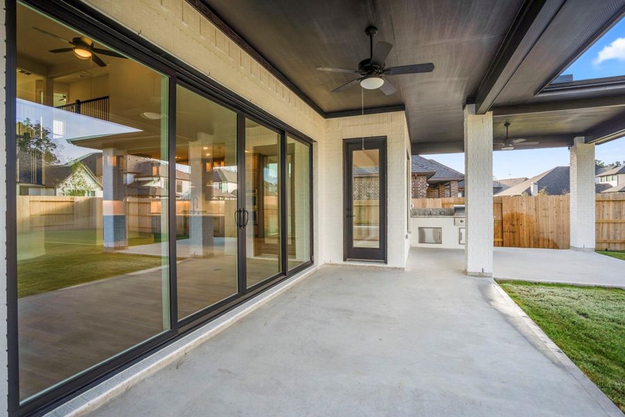 Exterior details and patio area of a home in ARTAVIA 70′ Lots, Conroe (Image 31).