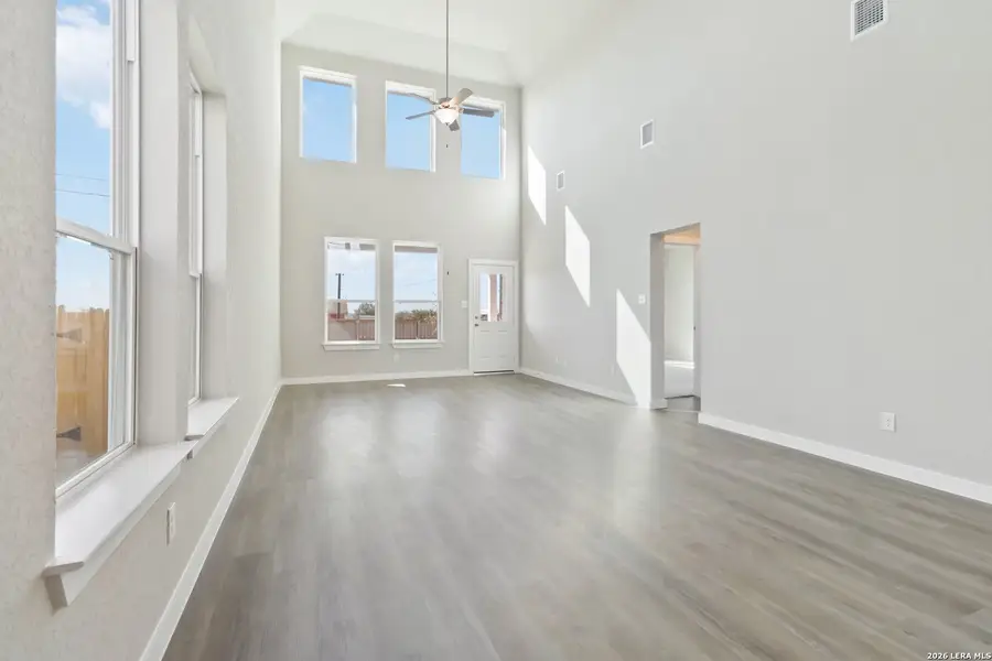 Spacious, unfurnished interior of a new home in Hunters Ranch, San Antonio (Image 21).
