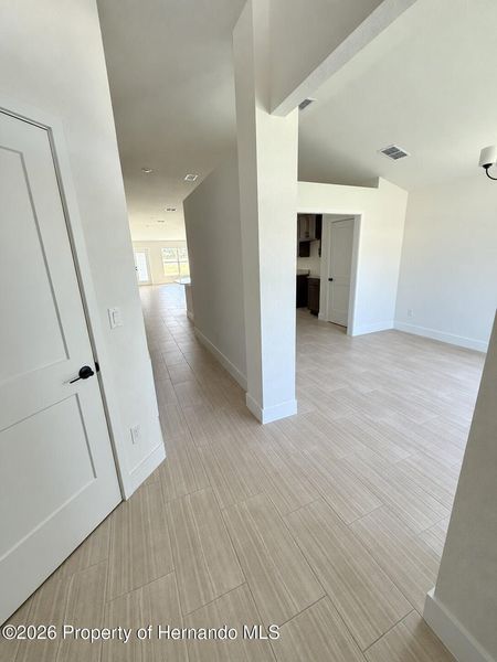 Spacious, unfurnished interior of a new home in Winding Oaks, Weeki Wachee (Image 7).