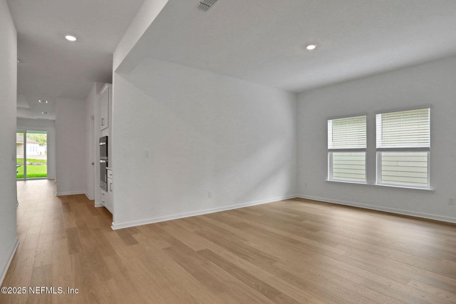 Spacious, unfurnished interior of a new home in Jennings Farm, Middleburg (Image 38).