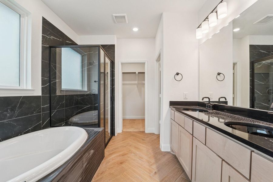 Furnished interior view inside a new home in Evergreen 40', Conroe (Image 11).
