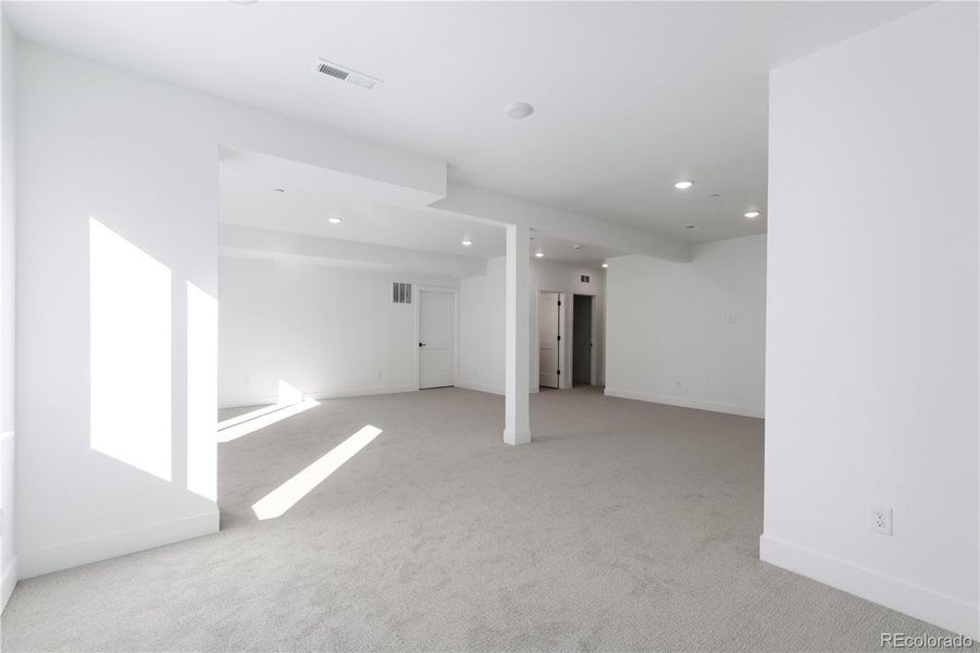 Spacious, unfurnished interior of a new home in Dillon Pointe - Journey, Broomfield (Image 30).