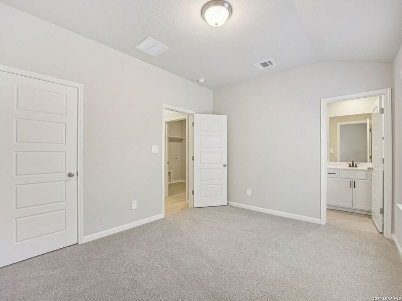 Spacious, unfurnished interior of a new home in Arcadia Ridge - Classic Series, San Antonio (Image 15).
