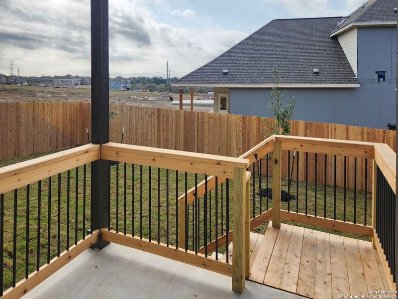 Exterior details and patio area of a home in Arcadia Ridge, San Antonio (Image 3).