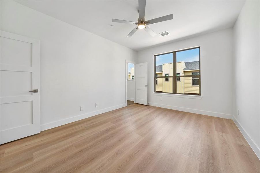 Spacious, unfurnished interior of a new home in , Farmers Branch (Image 28).