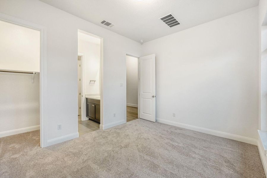 Spacious, unfurnished interior of a new home in 6 Creeks, Kyle (Image 9).