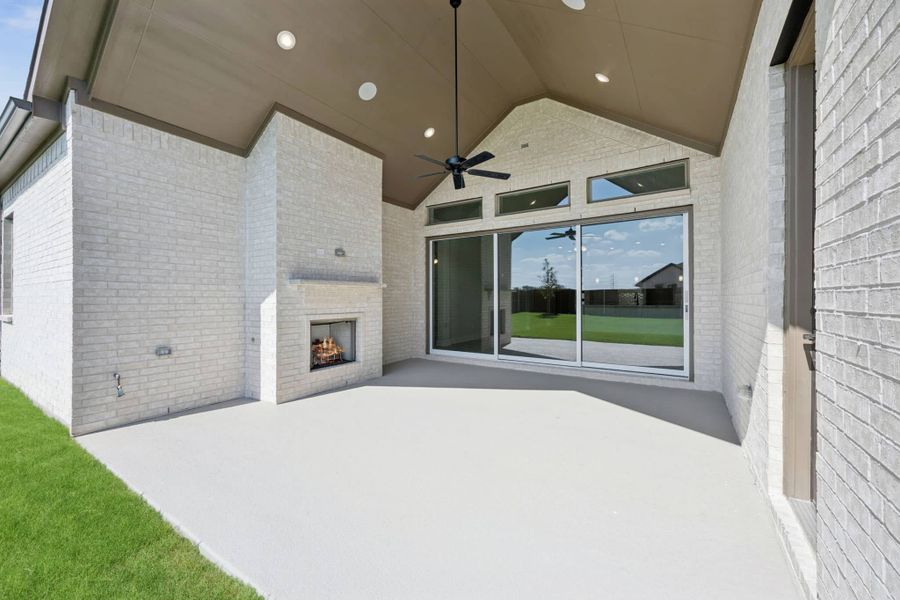 Exterior details and patio area of a home in Lakeview Heights, Azle (Image 3).