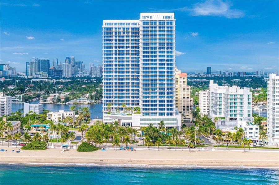 Condo located in Fort Lauderdale, FL showcasing its design and architecture (Image 24).