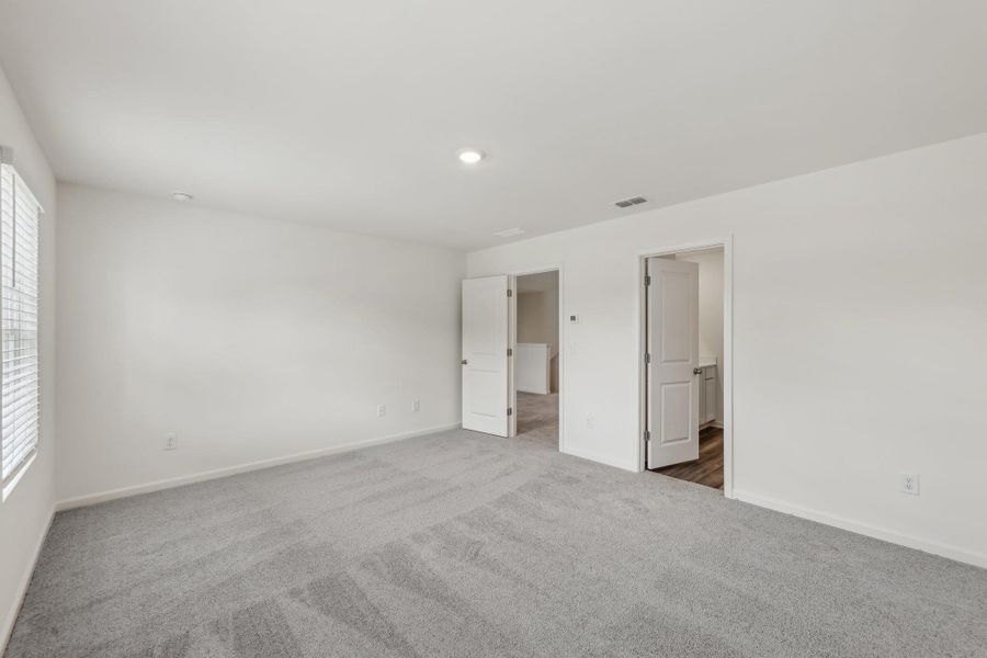 Spacious, unfurnished interior of a new home in Castlewood South, Taylor (Image 8).