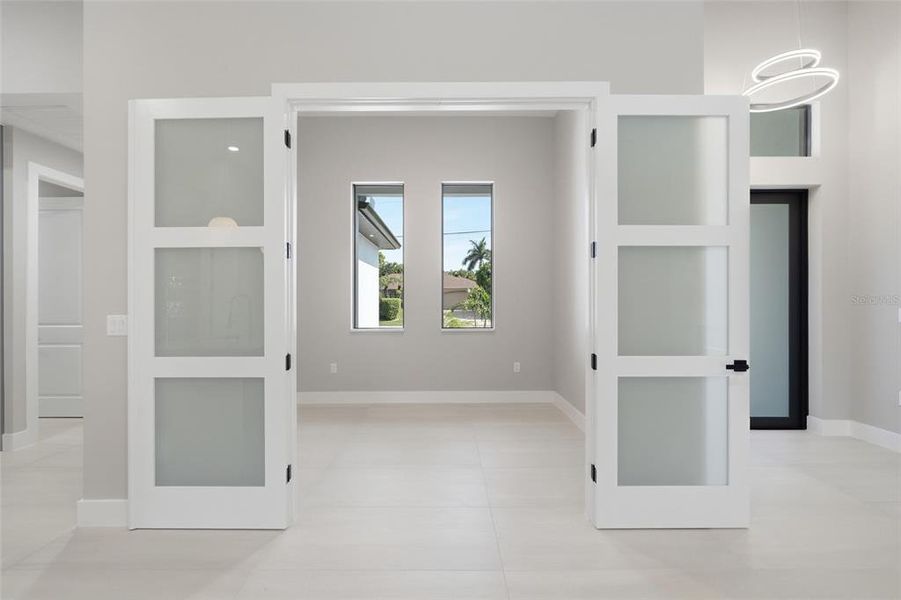 Spacious, unfurnished interior of a new home in , Cape Coral (Image 54).