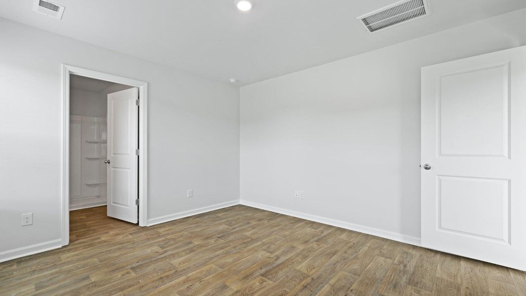 Spacious, unfurnished interior of a new home in Carolina Groves, Moncks Corner (Image 18).