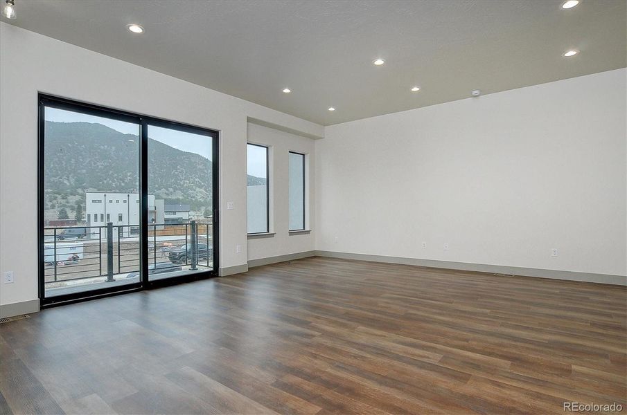 Spacious, unfurnished interior of a new home in , Salida (Image 21).