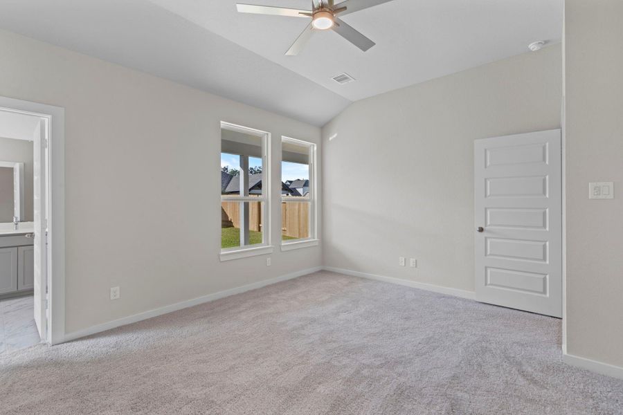 Spacious, unfurnished interior of a new home in Barton Creek Ranch, Conroe (Image 19).