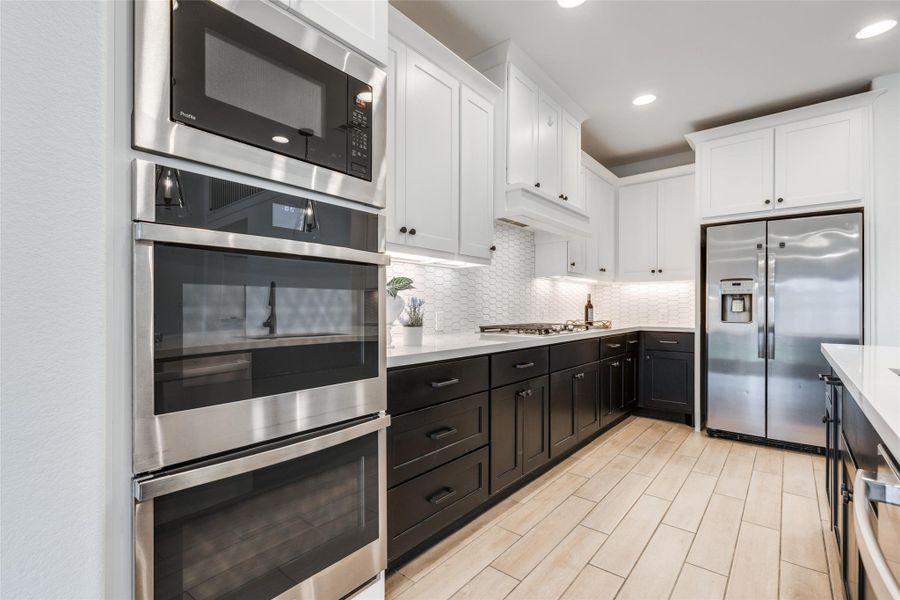 Wonderful Kitchen with double ovens and Microwave & 5 gas cooktop