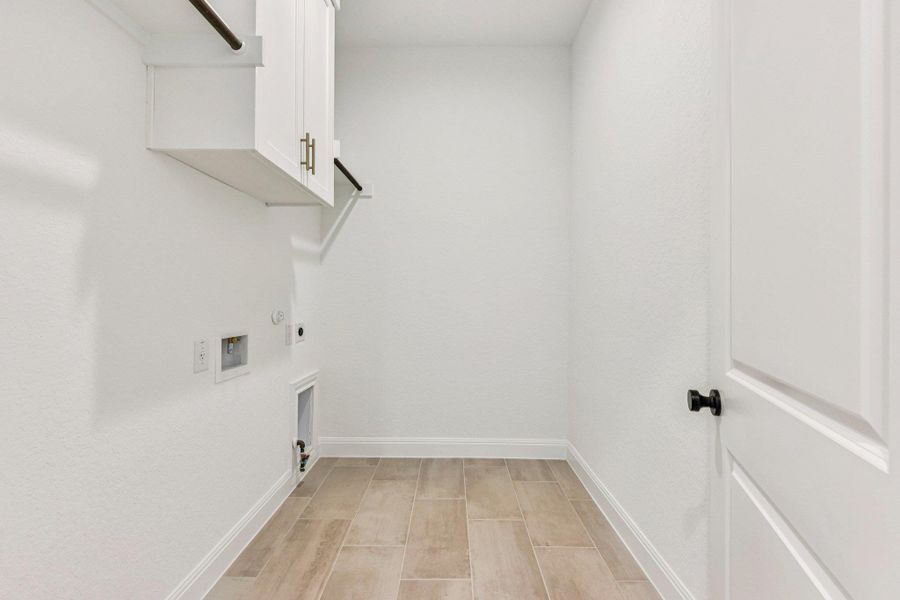 Spacious, unfurnished interior of a new home in 6 Creeks, Kyle (Image 21).