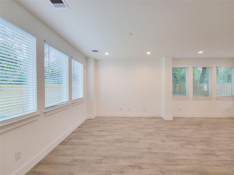 Spacious, unfurnished interior of a new home in , Houston (Image 40).