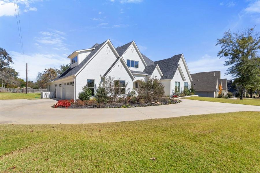 View of front facade featuring driveway