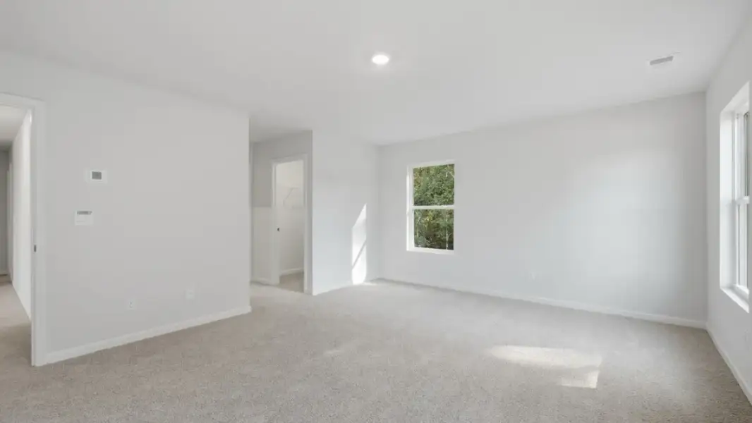 Representative unfurnished interior of a home built from the Green by D.R. Horton in Aurora Creek, Dallas (Image 24).