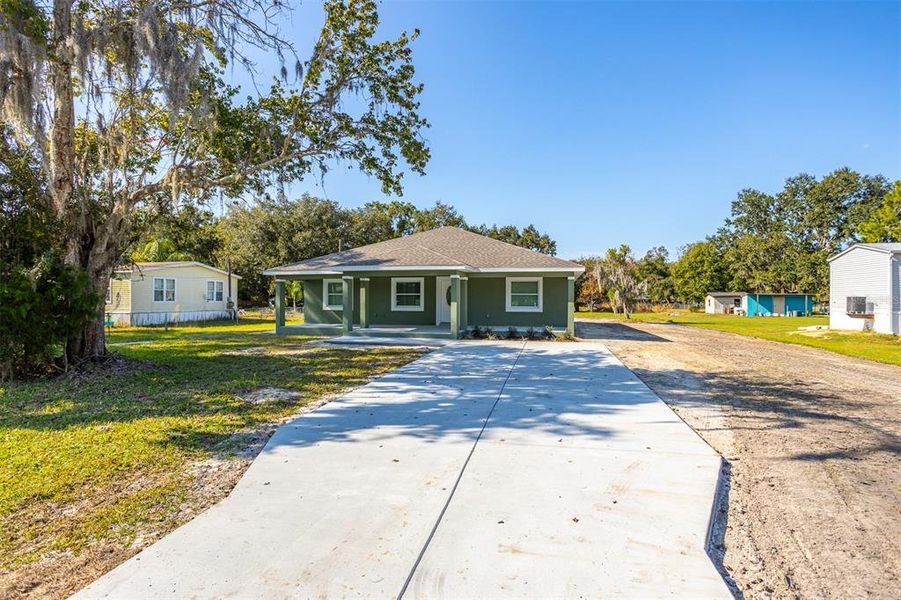 Exterior details and patio area of a home in , Wesley Chapel (Image 3).
