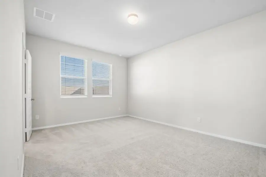 Spacious, unfurnished interior of a new home in Harvest Ridge, Elgin (Image 15).