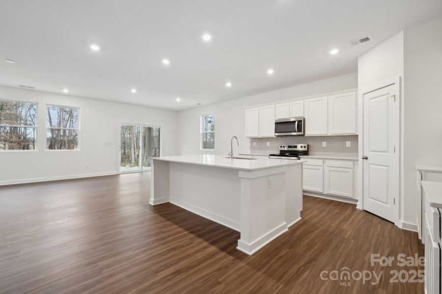 KITCHEN & DINING AREA