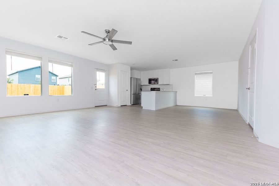 Spacious, unfurnished interior of a new home in Somerset Meadows, San Antonio (Image 27).