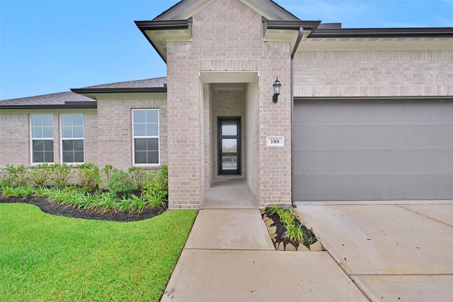 Exterior details and patio area of a home in Lago Mar, Texas City (Image 25).