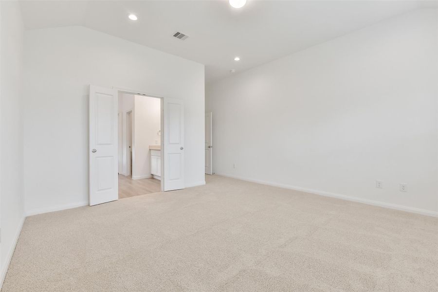 Spacious, unfurnished interior of a new home in King Oaks Village, Baytown (Image 19).