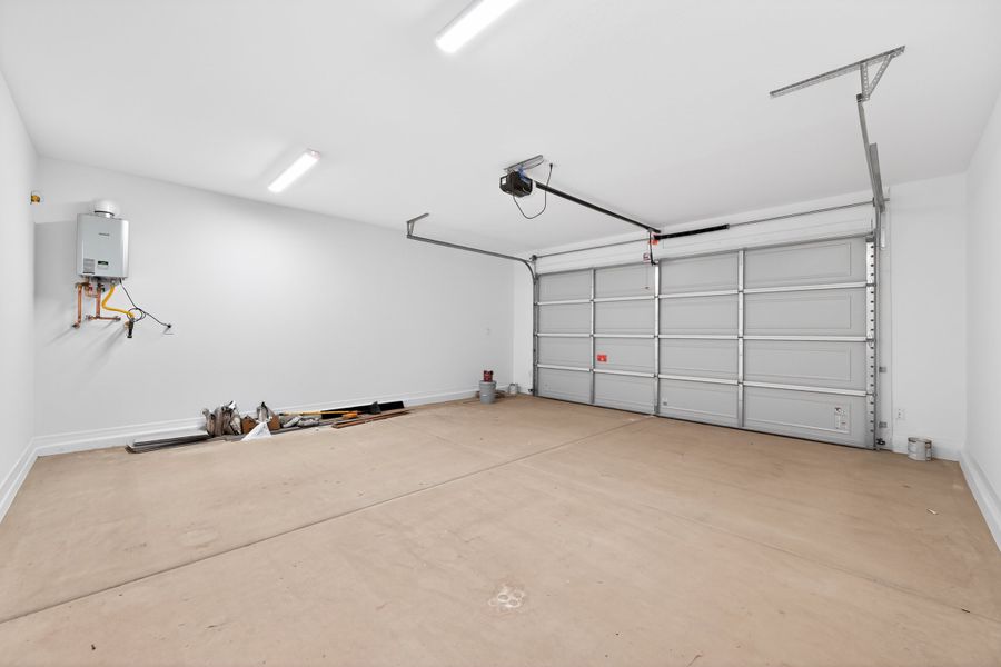 Spacious, unfurnished interior of a new home in Artisan at Asante, Surprise (Image 29).