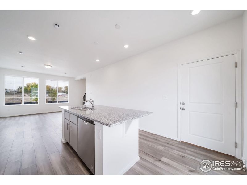Spacious, unfurnished interior of a new home in Thompson River Ranch, Johnstown (Image 10).
