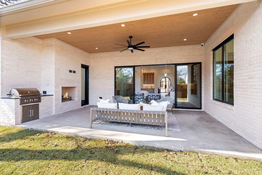 Exterior details and patio area of a home in , Dallas (Image 4).