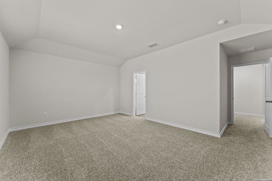 Spacious, unfurnished interior of a new home in Laurel Vistas, San Antonio (Image 16).
