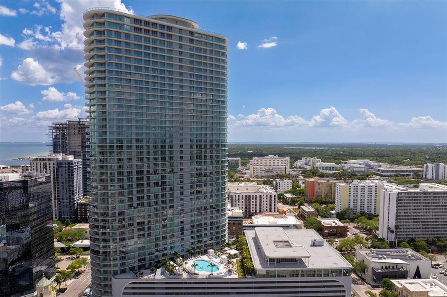 Condo located in St. Petersburg, FL showcasing its design and architecture (Image 30).