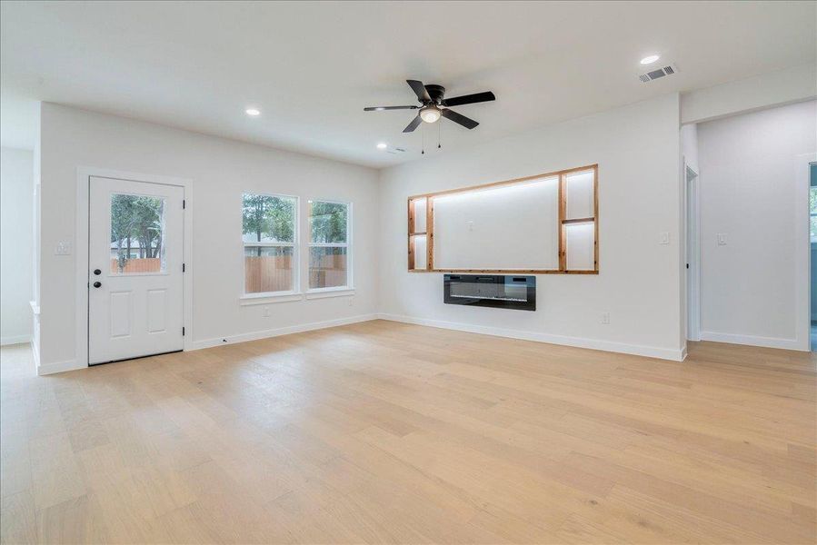 Spacious, unfurnished interior of a new home in , Bastrop (Image 33).