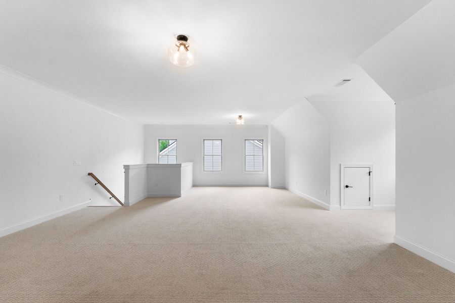 Spacious, unfurnished interior of a new home in Lake Arrowhead, Waleska (Image 33).