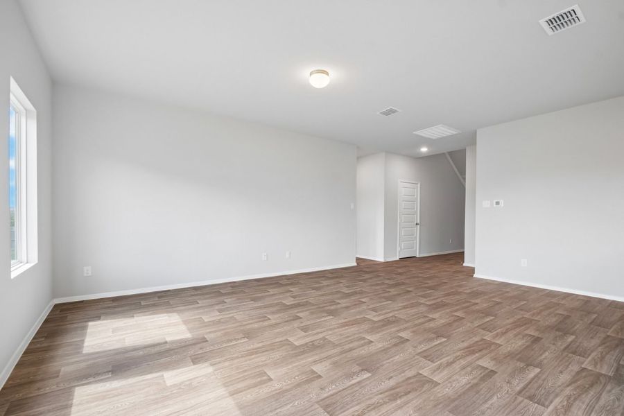Spacious, unfurnished interior of a new home in Cloverleaf, Austin (Image 12).