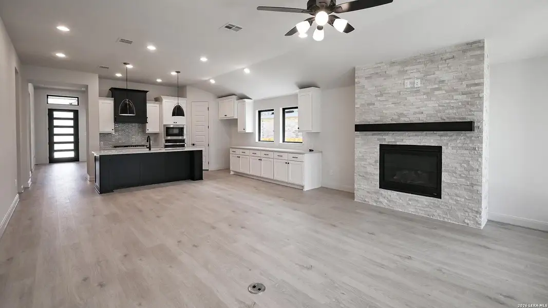 Spacious, unfurnished interior of a new home in Meadows of Mill Creek, Seguin (Image 24).