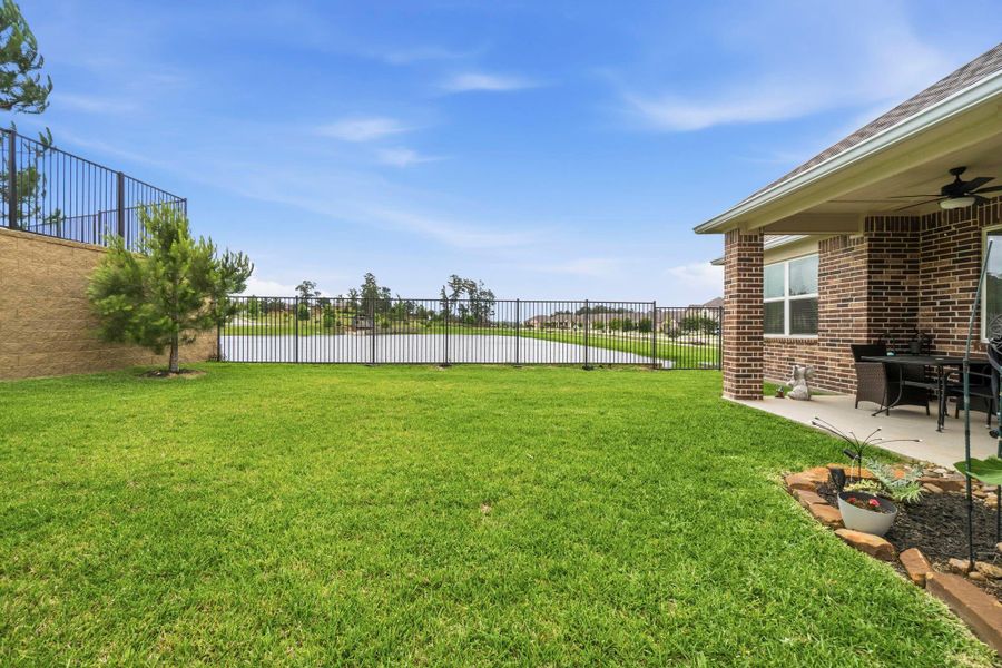 Exterior details and patio area of a home in Wedgewood Forest, Conroe (Image 27).
