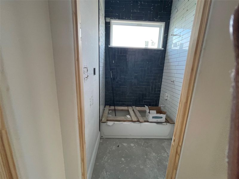 Secondary bath newly tiled! Secondary bath newly tiled!