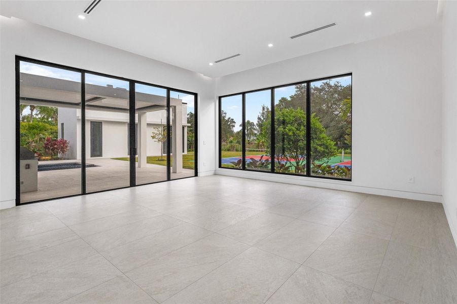 Spacious, unfurnished interior of a new home in , Parkland (Image 21).