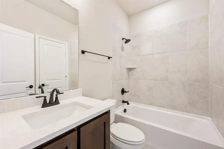 Furnished interior view inside a new home in Somerset, Venus (Image 9).