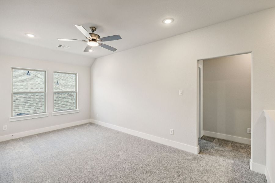 Spacious, unfurnished interior of a new home in Dove Hollow, Waxahachie (Image 13).