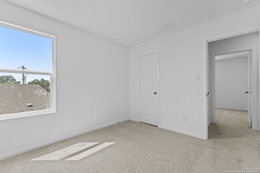 Spacious, unfurnished interior of a new home in Lodi Grove, Floresville (Image 21).