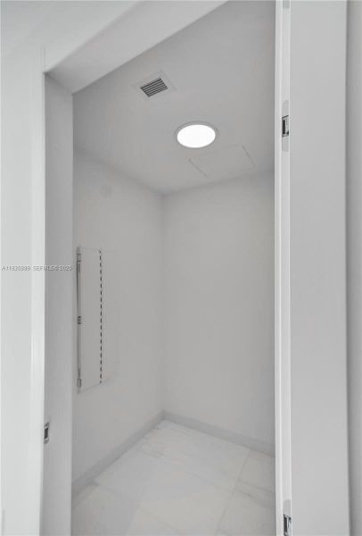 Spacious, unfurnished interior of a new home in , Miami (Image 49).