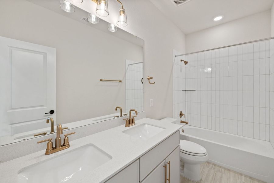 Representative furnished interior of a home built from the Ashlyn by Ashton Woods in Provence, Austin (Image 16).